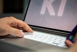 Ein Mann nutzt einen KI-Assistenten auf einem iPad und iPhone - Nico Tapia/dpa-tmn