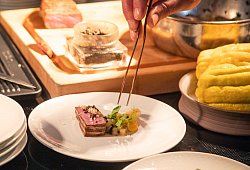 Ein Koch richtet sein Gericht auf einem Teller an - Christin Klose/dpa-tmn