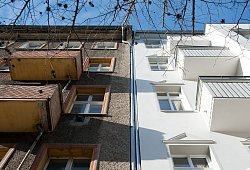 Ein unsaniertes Mehrfamilienhaus neben einem sanierten Haus - Andrea Warnecke/dpa-tmn