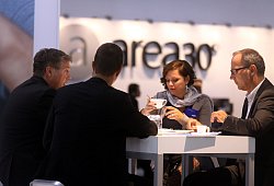 Fachbesucher beim Gespräch auf der Küchenzulieferermesse "Area 30" in Löhne. - Ulf Hanke