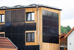 Eine Hauswand ist mit Solarpanels verkleidet - David Inderlied/dpa/dpa-tmn