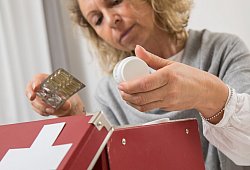 Eine Frau sortiert eine Hausapotheke - Christin Klose/dpa-tmn