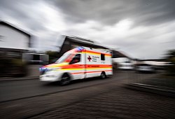 Rettungswagen - Boris Roessler/dpa/dpa-tmn