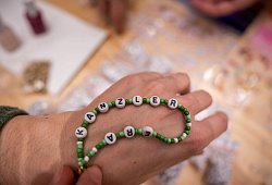 Armbänder mit dem Schriftzug «Kanzler Era» - Michael Kappeler/dpa