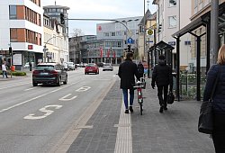 Viel Verkehr: Die CDU setzt sich dafür ein, dass Radfahrer und Fußgänger überall sicher geführt werden – egal, ob auf der Paulinenstraße (im Bild) oder in den Ortsteilen. Dafür muss aus ihrer Sicht die Infrastruktur verbessert werden. - Jana Beckmann