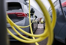 Elektroauto l&auml;dt an Lades&auml;ule - Jan Woitas/dpa