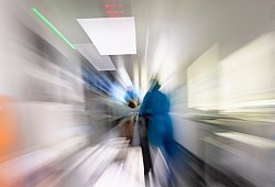 Pflegekräfte transportieren einen Patienten einer Intensivstation - Frank Molter/dpa/dpa-tmn