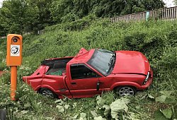Nach dem Überschlag landete der Chevrolet in der Böschung der A 33. - Christian Mathiesen