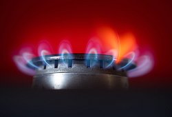 Flamme eines Gasherdes brennt in einer Küche - Frank Rumpenhorst/dpa/dpa-tmn