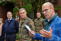 Krisenstabsleiter Ingo Nürnberger (r.) und Oberstleutnant Stefan Heydt (Mitte). - Andreas Zobe