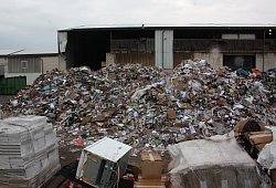 Bergeweise: Das komprimierte Papier war schwer zu löschen und wurde mit schwerem Gerät nach draußen gebracht. - Torsten Wegener