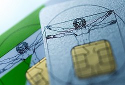 Detailaufnahme von Krankenversicherungskarten - Alexander Heinl/dpa-tmn