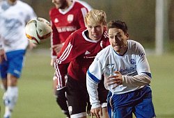 Hier noch Gegenspieler: Am 27. Februar 2016 gewann der SVE Jerxen-Orbke in der Bezirksliga gegen Post-TSV Detmold mit 1:0. Bei dem letzten Aufeinandertreffen der beiden Klubs waren Julien Will (rechts) und Christoph Rüschenpöhler Kontrahenten. Will stürmt seit dieser Saison für die Postler. - Egon Penner