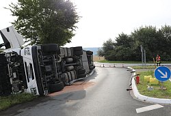 Umgekippt: Der Sattelzug blieb auf der rechten Seite am rechten Rand des Kreisels liegen. - Simone Flörke