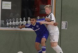 Schirmt das Leder gekonnt vor dem Gegenspieler ab - Sebastian Lucas