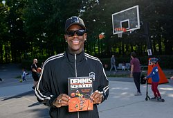 Basketballstar Dennis Schröder stellt sein Kinderbuch vor - Julian Stratenschulte/dpa