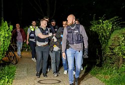 Mann verletzt mehrere Menschen in Bielefeld - Festnahme - Tim Oelbermann/dpa