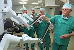 Nehmen den neuen „Kollegen Computer“ in Augenschein - Vera Gerstendorf-Welle