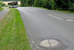 Sehen aus wie Kanaldeckel, sind es aber nicht. Das sind auf der Rathausstraße in Oerlinghausen Abdeckungen von Sprengschächten – Überbleibsel aus dem Kalten Krieg. - Lars Obermeier