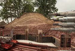 Früher Bahndamm - jetzt Abgrund: im Bereich des künftigen Westknotens der B 66 neu wird derzeit eine neue Eisenbahnbrücke erstellt. - Sylvia Frevert
