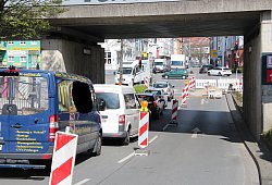 Lange Schlangen: An der Kreuzung von Paulinen-, Industrie- und Wotanstraße hat es gestern Stau gegeben. Die Warteschlangen reichten weit zurück in die City und in der Gegenrichtung die Lemgoer Straße hinauf. - Jana Beckmann