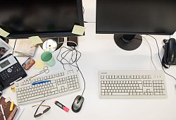 Ein aufger&auml;umter und voller Schreibtisch - Robert G&uuml;nther/dpa-tmn