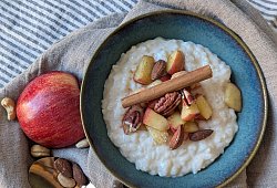 Milchreis mit Apfel, Zimt und N&uuml;ssen steht auf einem Tisch - Doreen Hassek/hauptstadtkueche.blogspot.com/dpa-tmn