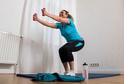 Eine Frau macht zuhause Sport&uuml;bungen - Christin Klose/dpa-tmn