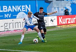 links Felix Ruschke (Rostock) gegen Stefano Russo (Arminia); GER, FC Hansa Rostock vs. Arminia Bielefeld, Fußball, Männe - IMAGO/Andy Bünning