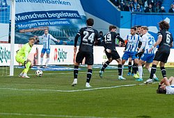 rechts Marco Schuster (Rostock) trifft zum 1:0 gegen Torwart Jonas Kersken (Arminia) ; GER, FC Hansa Rostock vs. Arminia - IMAGO/Andy Bünning