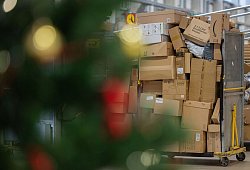 Paketbef&ouml;rderung in der Vorweihnachtszeit - picture alliance/dpa
