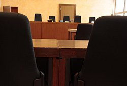 Gerichtssaal - Janet König