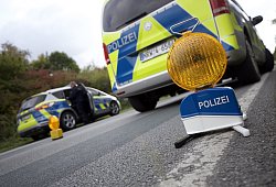 Themenfoto Symbolfoto Polizei Unfall Sperrung Streifenwagen Polizeiauto (aufgenommen bei Auffahrunfall mit vier beteiligten Fahrzeugen zwischen auf B64 zwischen H&ouml;xter und Godelheim 13.10.2021) - Symbolfoto: Niklas T&uuml;ns