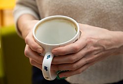 Abfärbungen vom Tee sind in einer Tasse zu sehen - Christin Klose/dpa-tmn