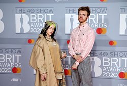 Finneas O'Connell neben seiner Schwester Billie Eilish - Vianney Le Caer/Invision/AP/dpa