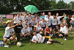Mit Post-TSV-Detmold-Schirm und mit viel Bier - Sebastian Lucas