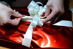 Weihnachtsgeschenk wird eingepackt - Peter Steffen/dpa/dpa-tmn