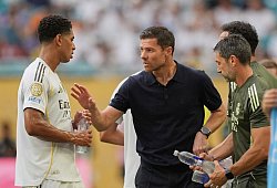 Jude Bellingham und Xabi Alonso - Rebecca Blackwell/AP/dpa