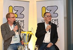 Ein Mann mit Esprit: Arminia-Vorsitzender Hans-Jürgen Laufer (rechts) im Gespräch mit LZ-Sportredakteur Sebastian Lucas. - Paul Cohen