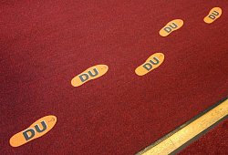 Aufgeklebte Fu&szlig;stapfen mit der Aufschrift "DU" - Karl-Josef Hildenbrand/dpa/dpa-tmn