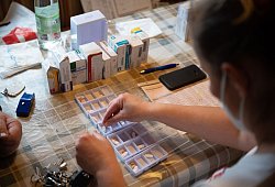 Ambulante Pflegefachkraft sortiert Medikamente - Sebastian Gollnow/dpa/dpa-tmn