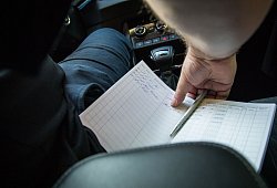 Ein Mann führt ein Fahrtenbuch im Auto - Christin Klose/dpa-tmn