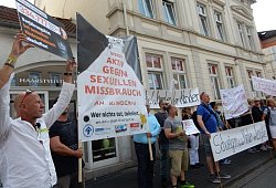 Demonstration vor Gericht - Astrid Sewing