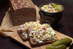 Salziger Matjes, s&uuml;&szlig;er Apfel und knackige Gurken auf einem Brot - Doreen Hassek/hauptstadtkueche.blogspot.com/dpa-tmn