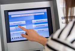 Frau hebt Geld an einem Automaten ab - Benjamin Nolte/dpa-tmn