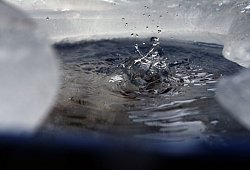 Wasser tropft in eine von Eis umgebene Regentonne - Karl-Josef Hildenbrand/dpa/dpa-tmn