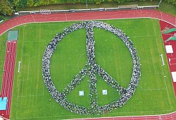 Peace-Zeichen aus rund 4.000 Menschen - Rekord - Christian Müller/dpa