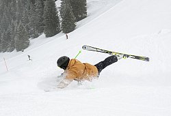Ein Skifahrer st&uuml;rzt beim Fahren - Benjamin Nolte/dpa-tmn