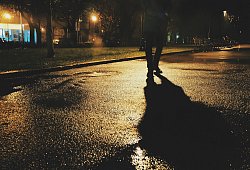Fußgänger im Dunkeln - Pixabay
