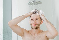 Mann wäscht sich unter der Dusche die Haare - Monique Wüstenhagen/dpa-tmn